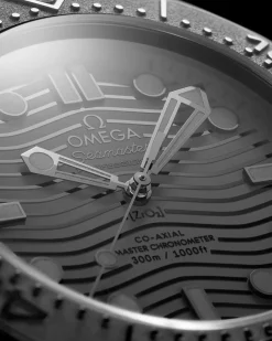 43.5 mm, black ceramic on rubber strap^OMEGA Hot