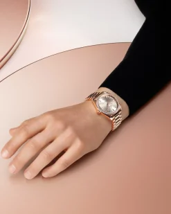 38 mm, Sedna™ gold on Sedna™ gold^OMEGA New